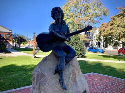 dolly parton statue in sevierville tn